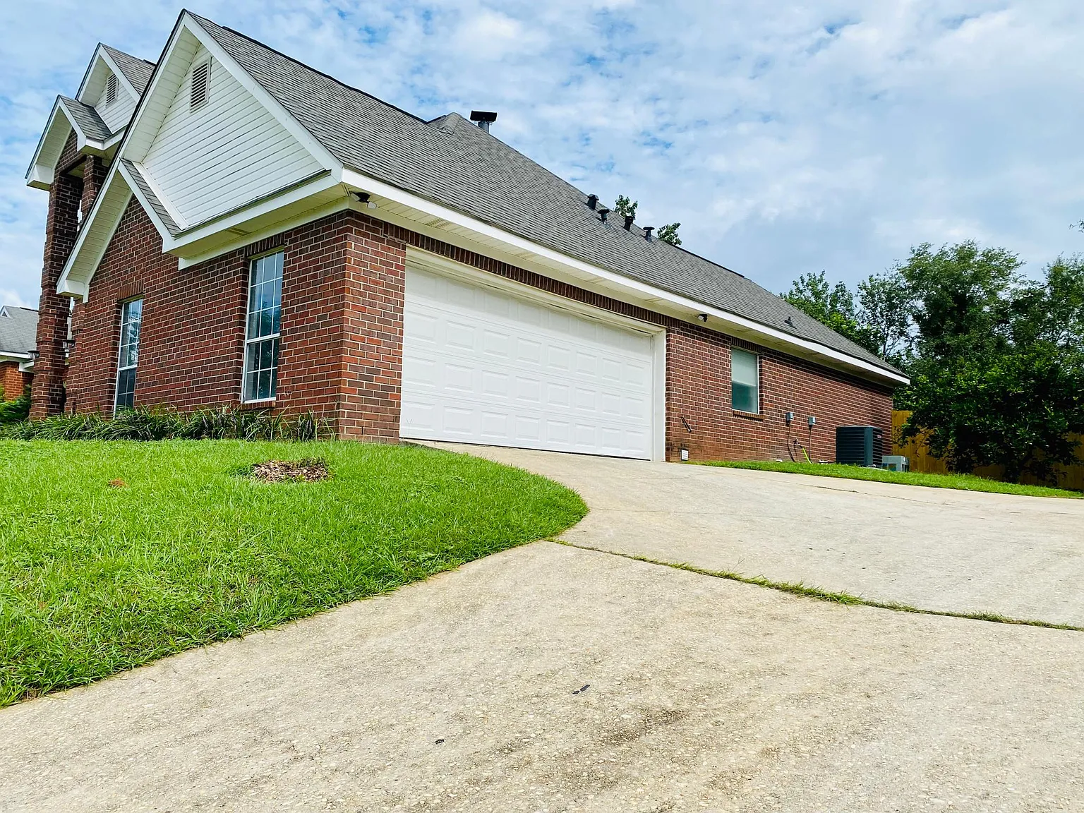 4 bed, 2439 sqft, $2,150 — Photo 4