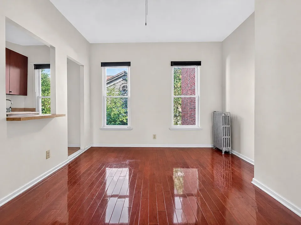 8 Stanhope St #2