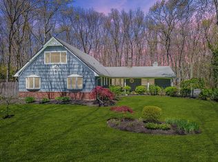 19 Greenleaf Dr, Huntington, NY 11743