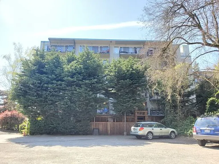 Taylor Towers — Photo 15