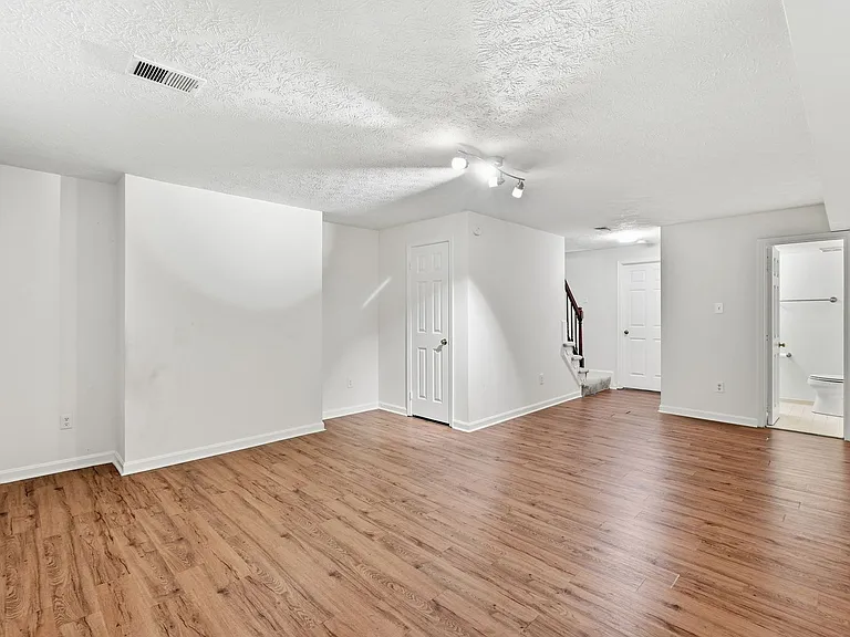 541 Colecroft Ct — Photo 20