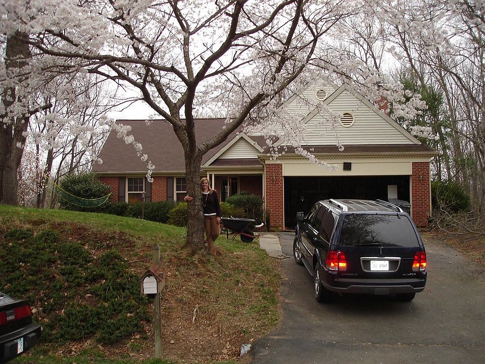 Showing the spaciious two car garage out front