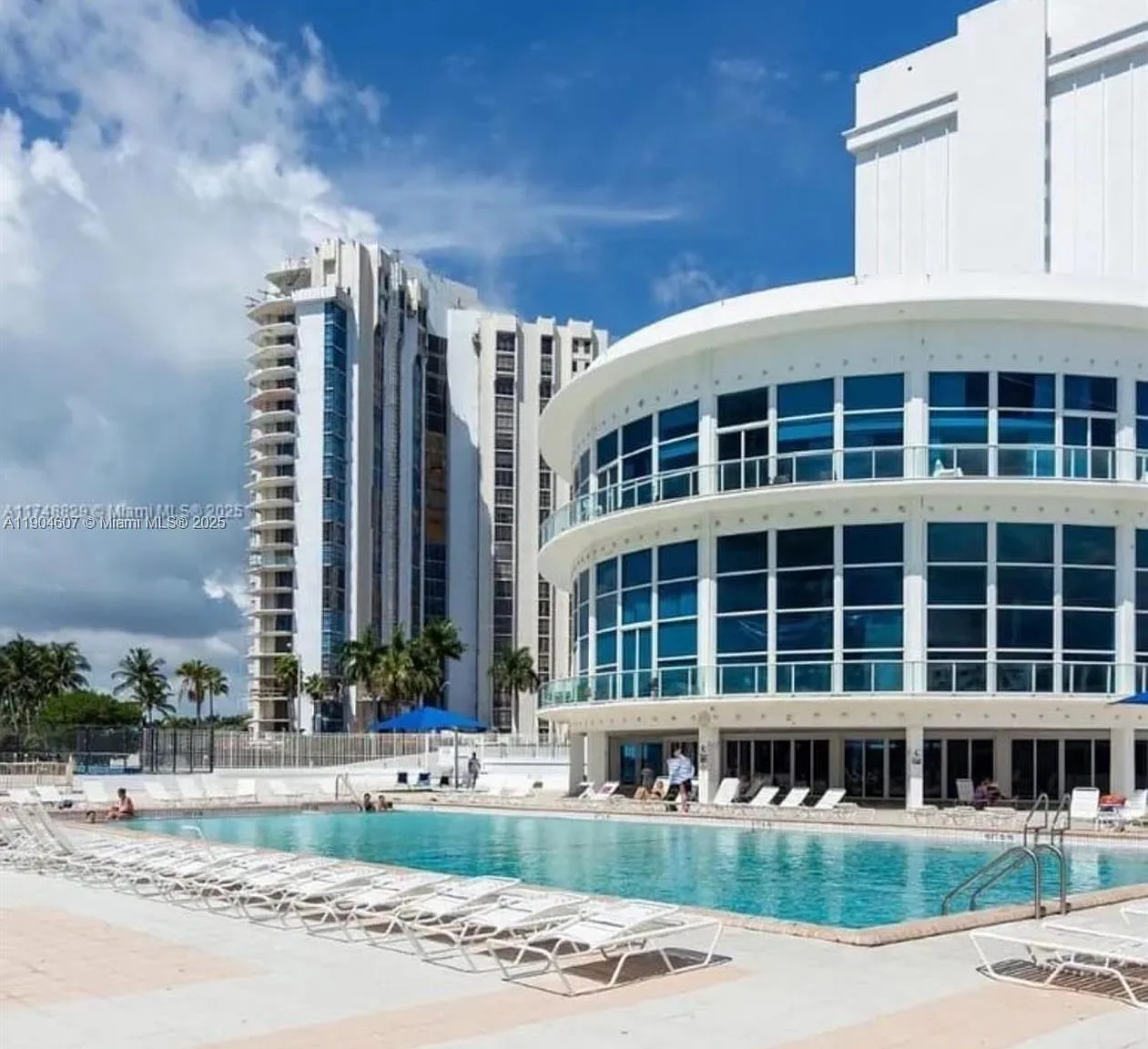 Castle Beach Club Condo — Photo 2