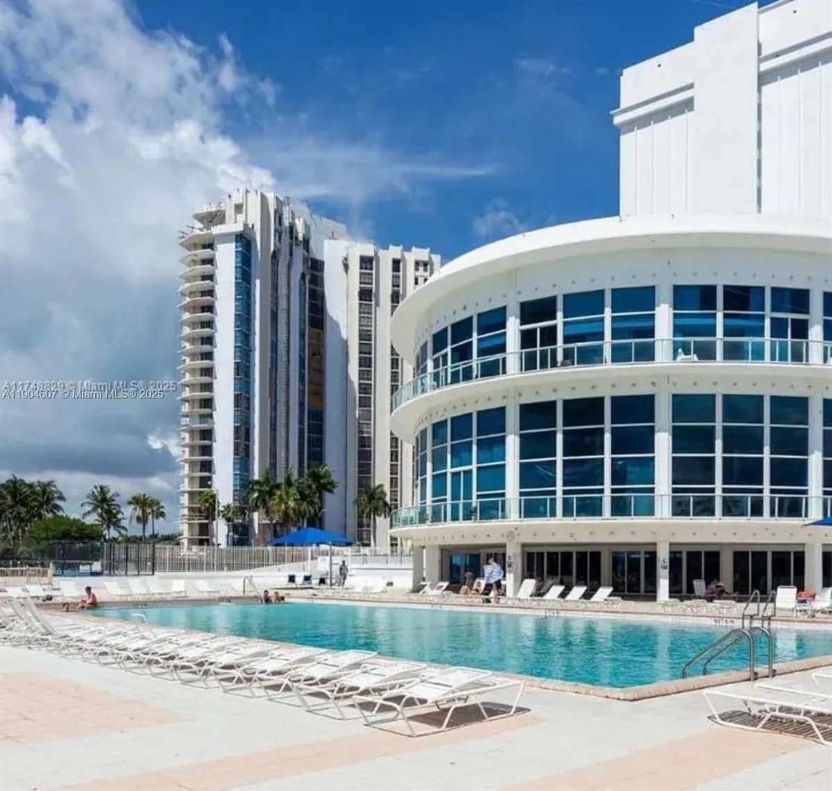 Building Photo - 5445 Collins Ave #617
