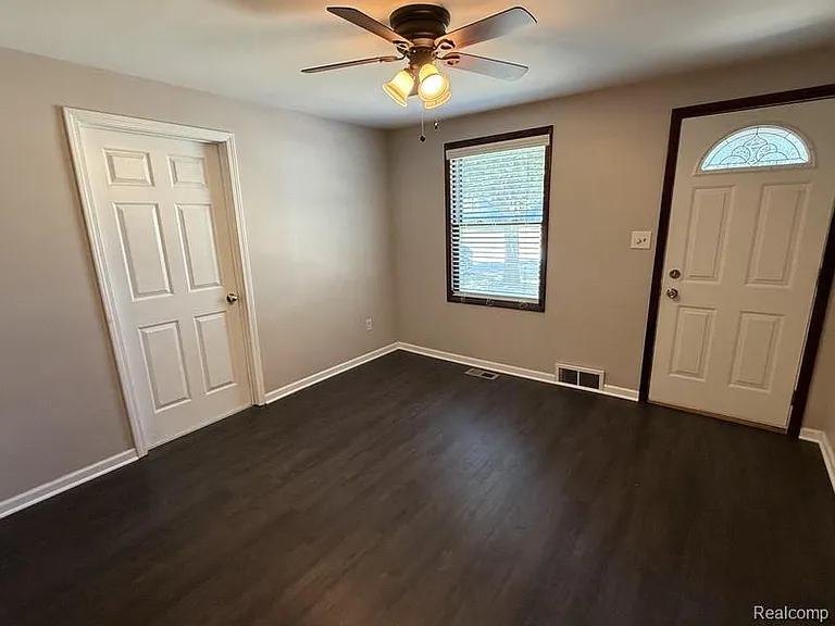 3086 Margaret St — Photo 3