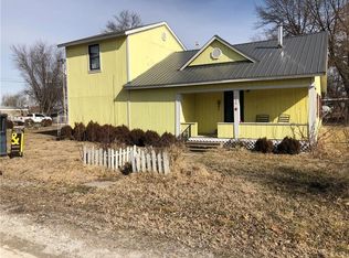 708 Elm St, Henrietta, MO 64036