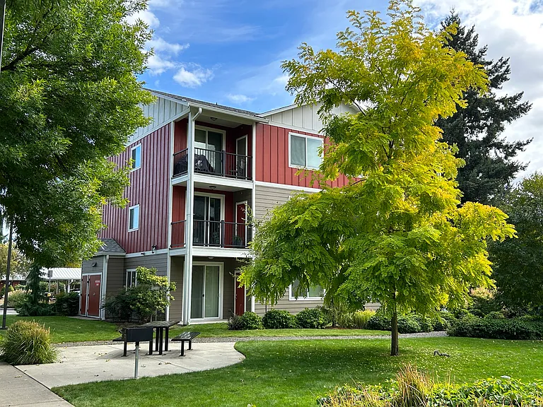 Golf Club Apartments — Photo 11