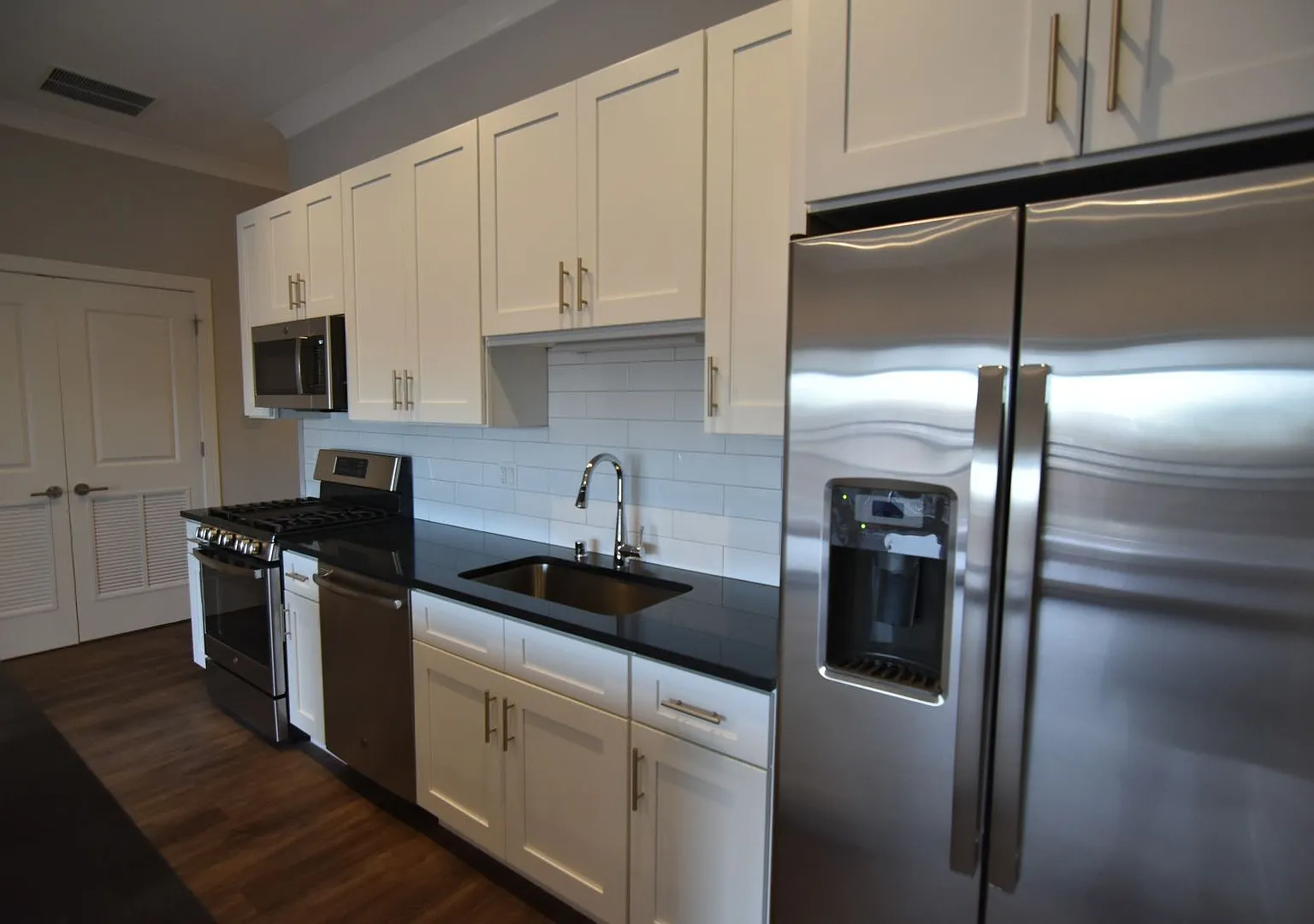 2 bed, 2.0 bath, 825 sqft, $3,450 — Photo 2