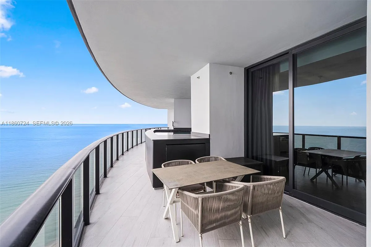 Building Photo - 18555 Collins Ave #2105