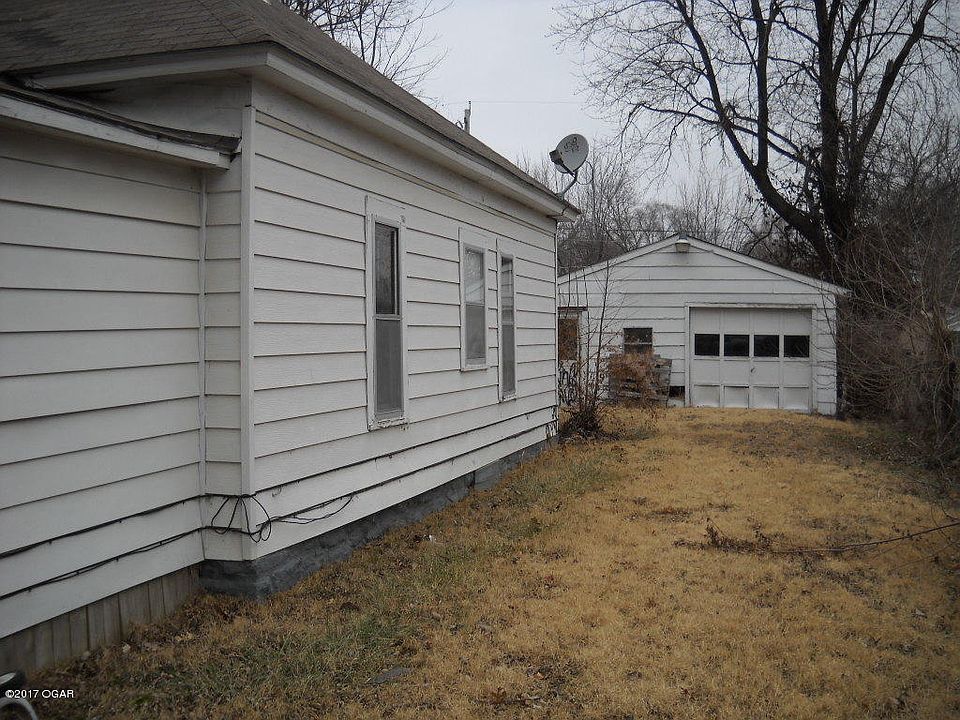 2nd image of 717 E 9th St