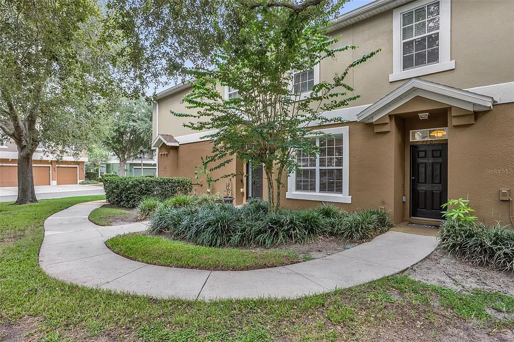 3 bed, 2.5 bath, 1595 sqft, $2,300 — Photo 3
