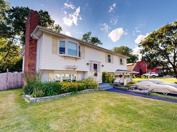 51 Briarwood Dr, Taunton, MA 02780