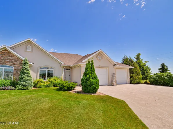 2433 Augusta Dr, Grand Forks, ND 58201