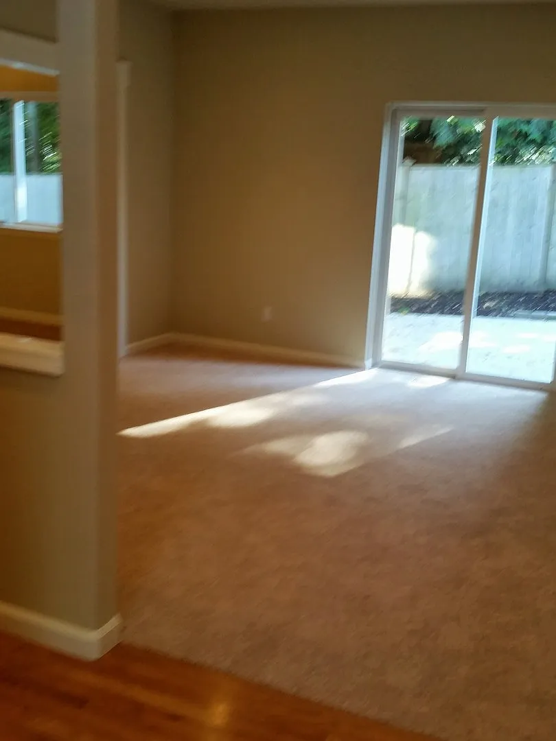 Woodinville Bothell 3 bed 2.5 bath. 2 car garage. Fenced yard — Photo 4