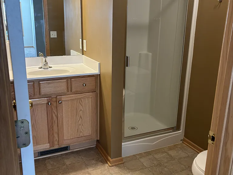 Master Bath (Upper LVL)