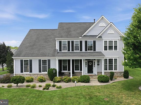 2nd image of 2425 Cornwall Rd