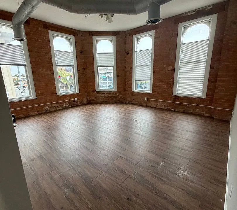 246 W 3rd St