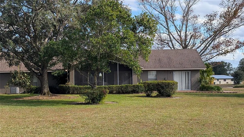 3 bed, 2.0 bath, 1899 sqft, $1,999 — Photo 1