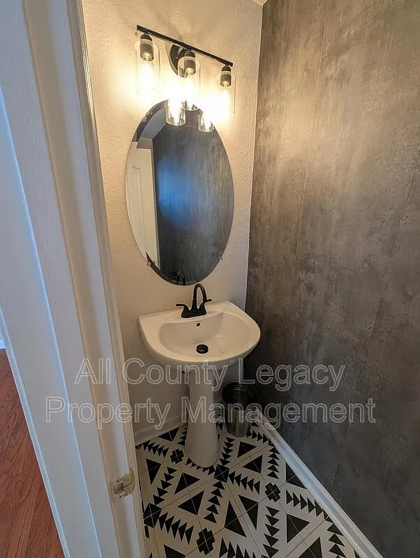3 bed, 2.0 bath, 2614 sqft, $1,895 — Photo 4