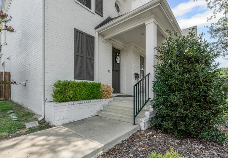 2409 W Robert St — Photo 2