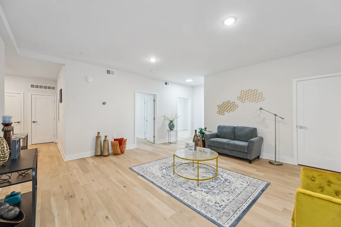 3 bed, 1059 sqft, $3,000 — Photo 3