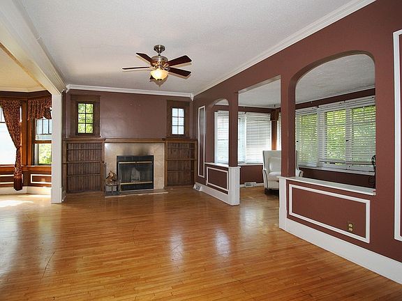 Living Room/Reading Area