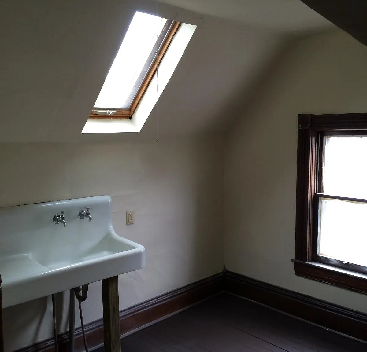 3 bed, 1953 sqft, $1,400 — Photo 1