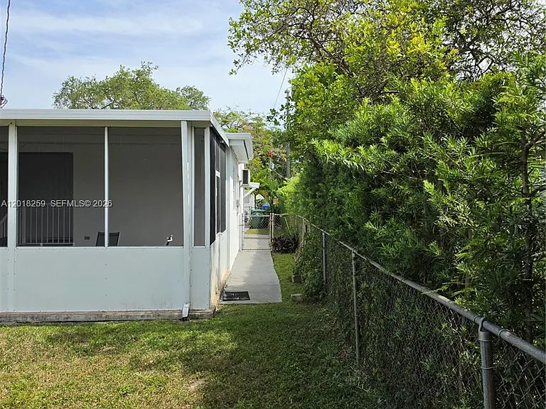 4601 SW 5th St — Photo 5