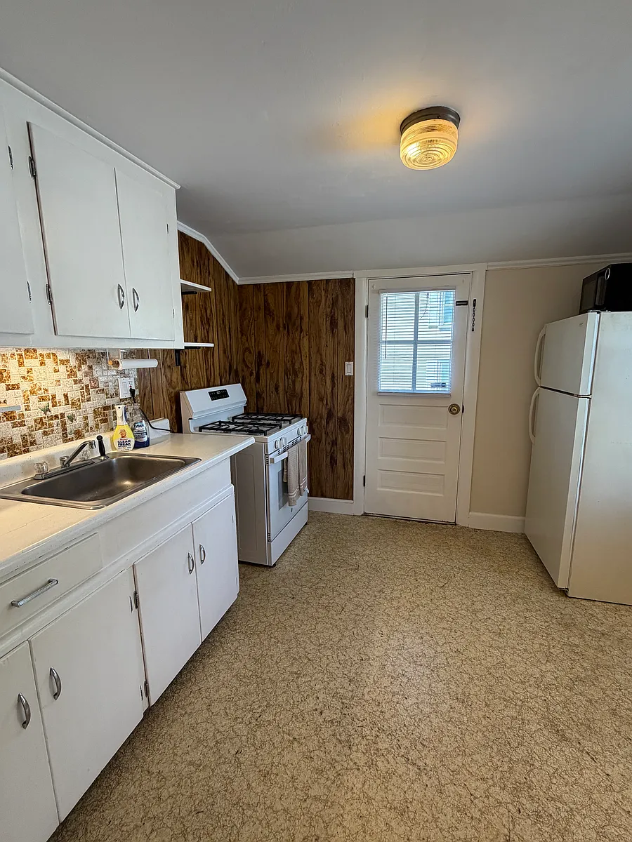 Building Photo - 10 Chapin St #J