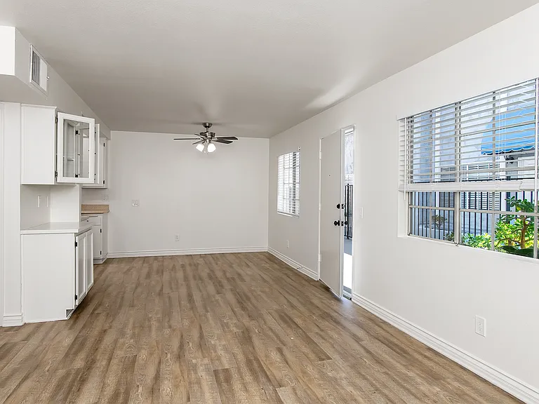 620 W Wilson Ave #C — Photo 13