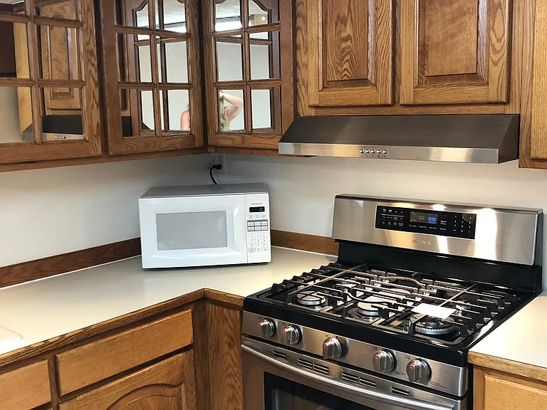 Gas stove with center grill