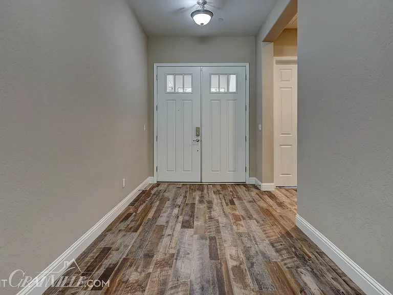 4809 N Sunset Ave — Photo 2