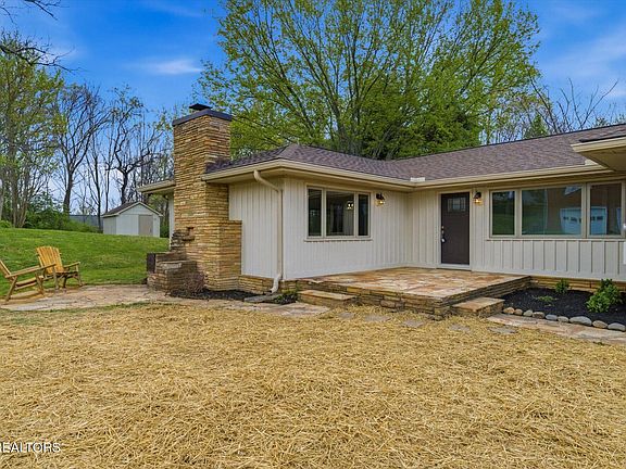 3rd image of 1327 N Briscoe Cir