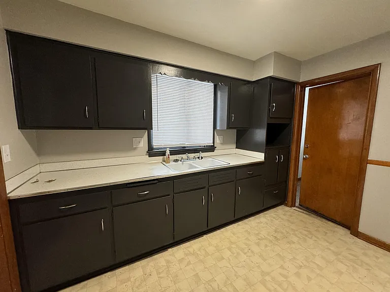 1911 E State St #2 — Photo 4