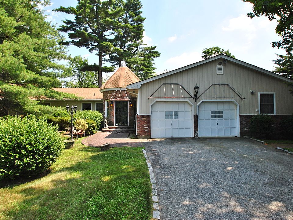 1st image of 12 Bridle Path Dr