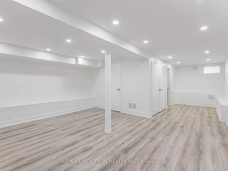 76 Lawrence Ave W — Photo 9