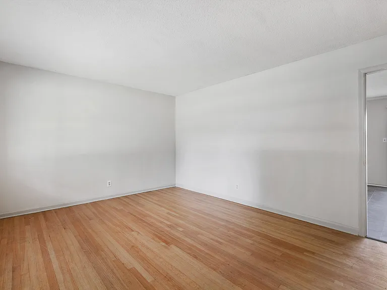 4918 Fairbrook Ave — Photo 4