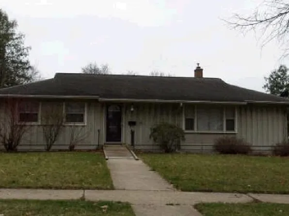 1124 Burr Oak Ct, Janesville, WI 53545