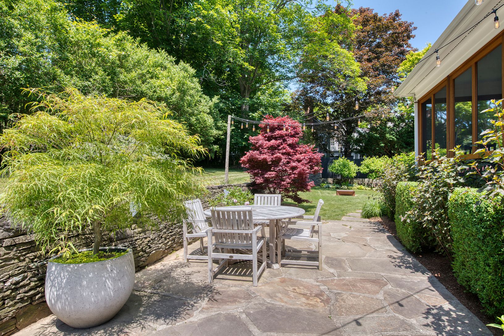  Lush Gardens 