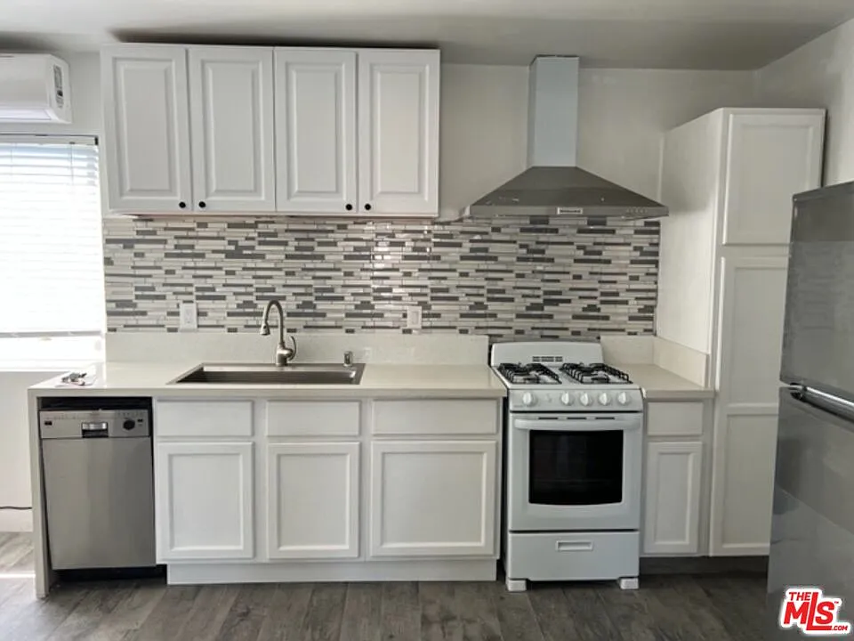 3568 S Budlong Ave #5