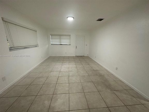 3rd image of 325 SE 12th Ave #1-2