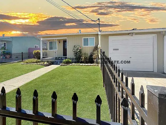 3 bed, 1.0 bath, 1042 sqft, $3,195 — Photo 2