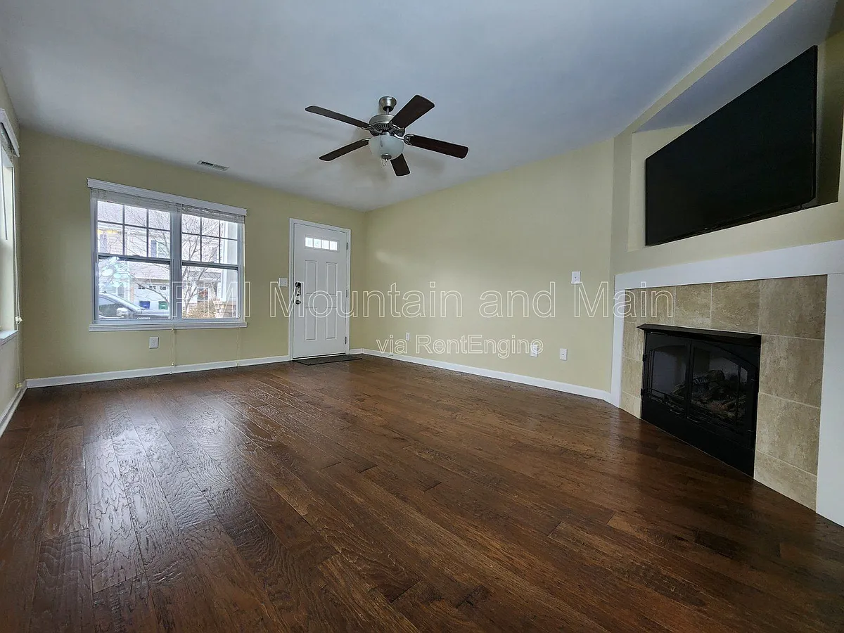 Building Photo - 19 Barnett Shoals Dr