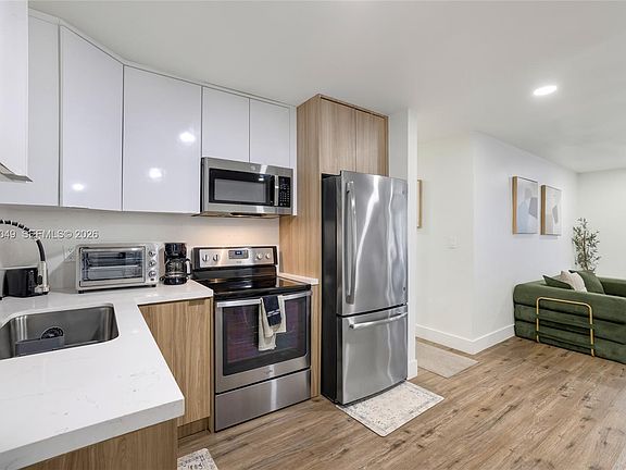 5th image of 1009 NE 18th St