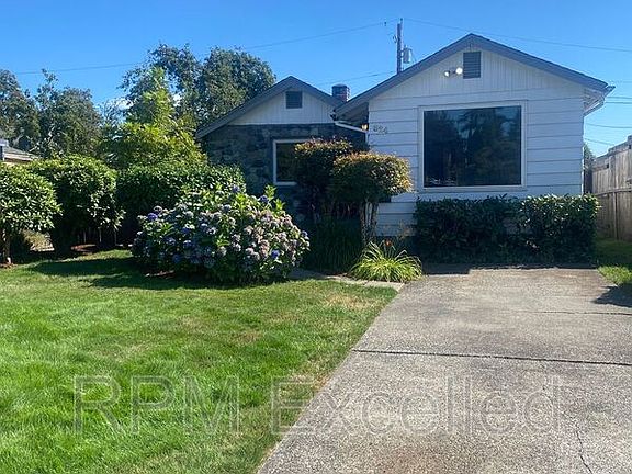 2nd image of 824 6th St SE