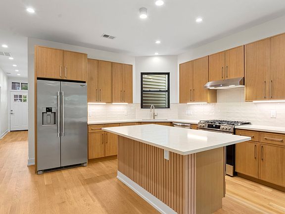 3rd image of 1246 W Bryn Mawr Ave #2