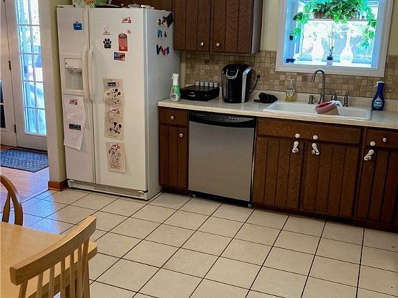 5th image of 824 Lea Castle Pl