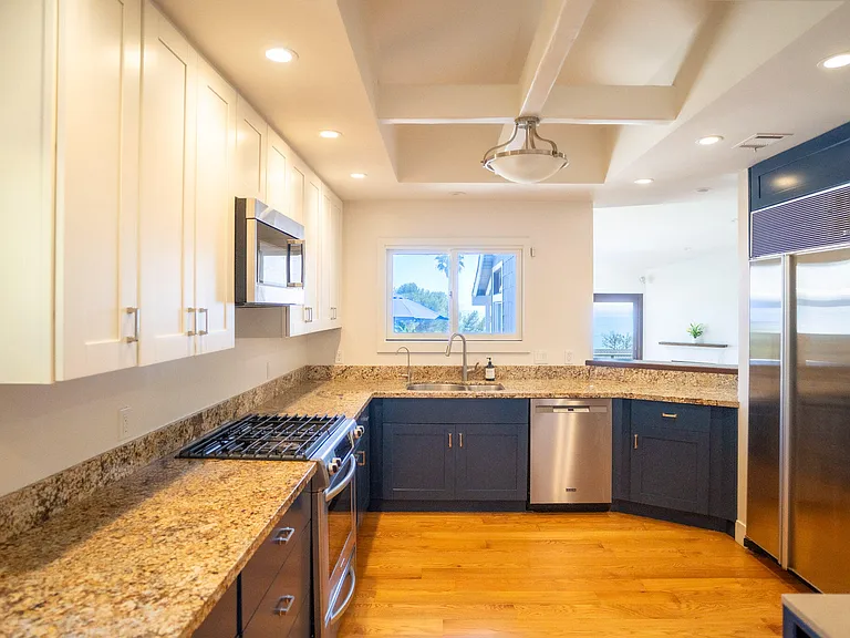 2521 Whitney Ave — Photo 5