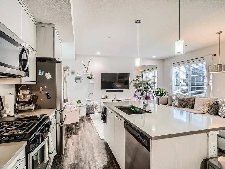 5560 W 10th Pl