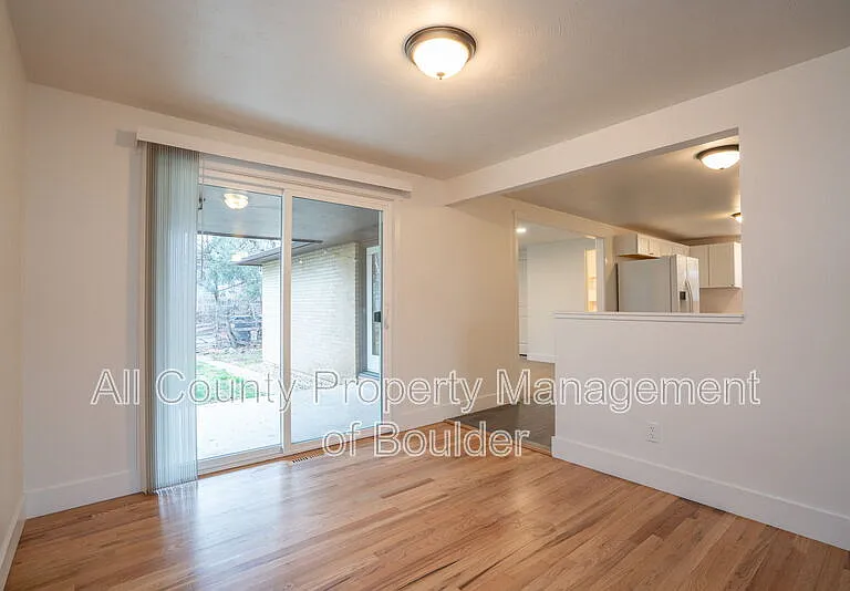 1117 Vivian St — Photo 8